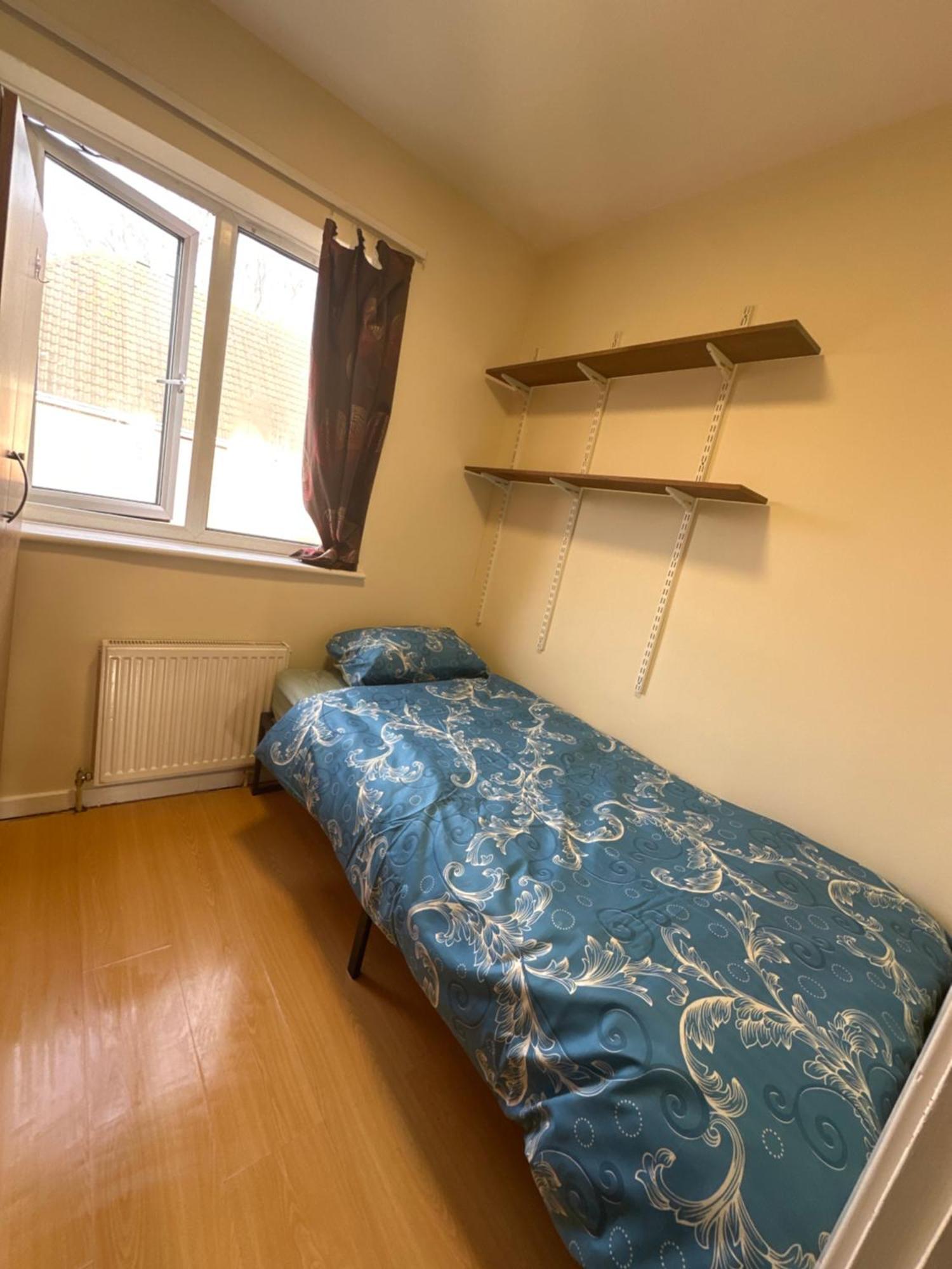 Single Near Excel * Londra